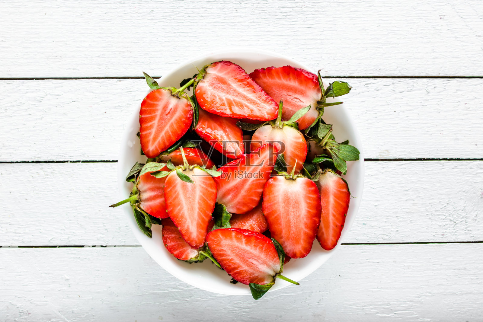 新鲜的草莓切片装盘，新鲜的有机草莓沙拉，上面照片摄影图片