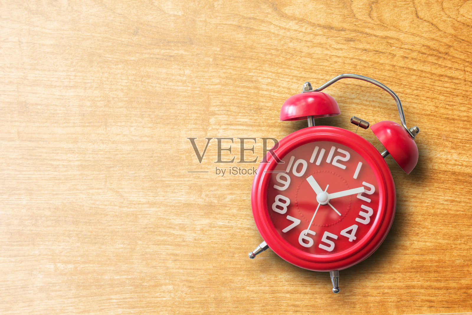 红色的闹钟在旧的棕色木头上照片摄影图片