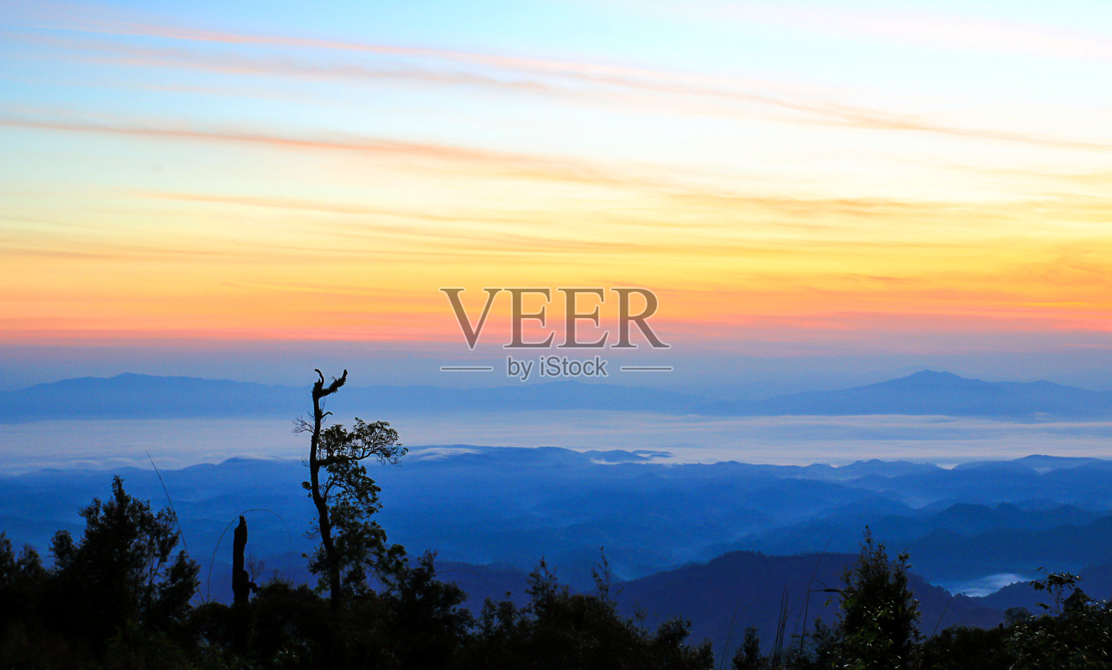 晚霞满天，红红粗糙的云彩照片摄影图片