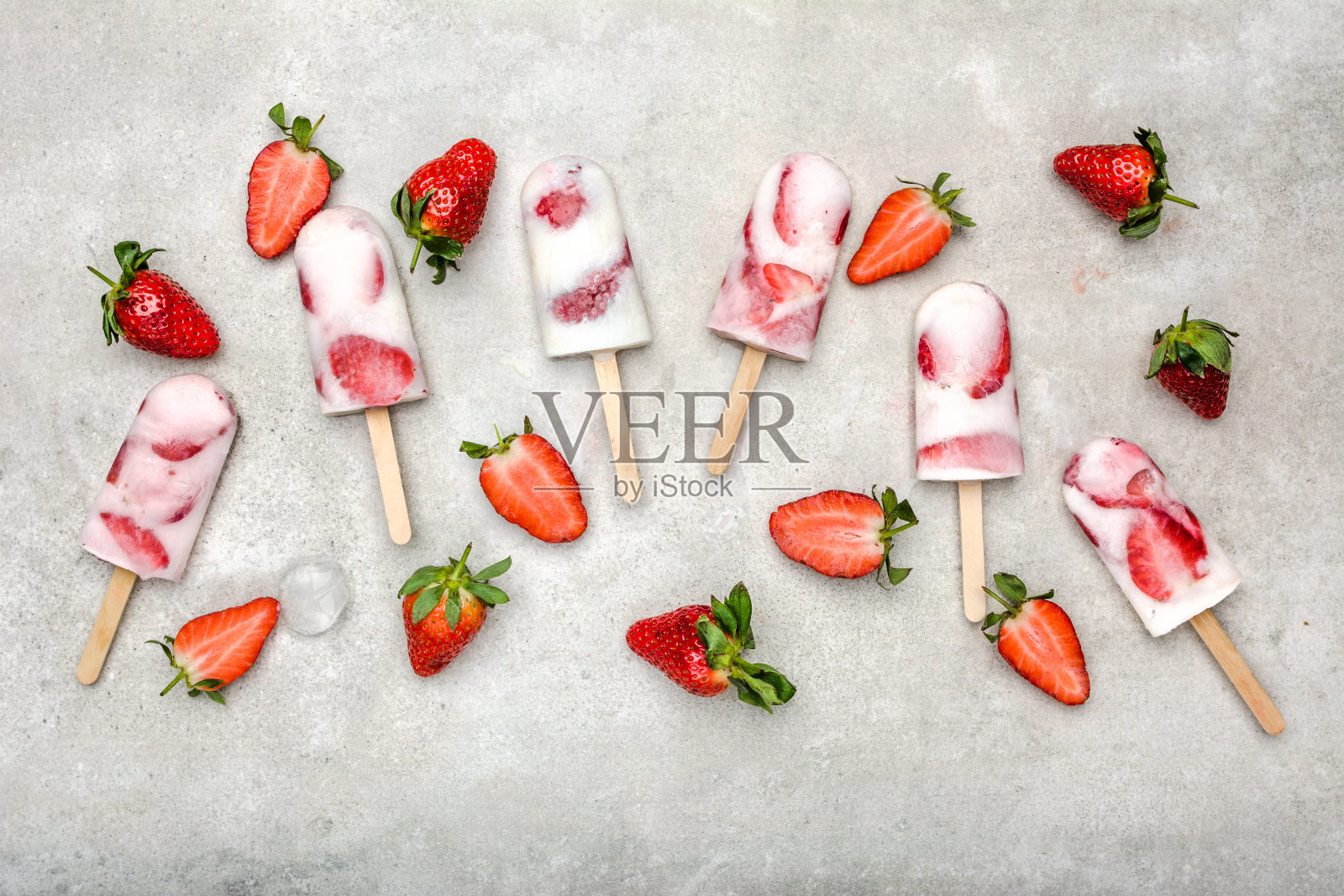 新鲜水果冰棒。多汁的自制草莓水果冰淇淋，零食，清凉的夏日冰冻甜点。照片摄影图片