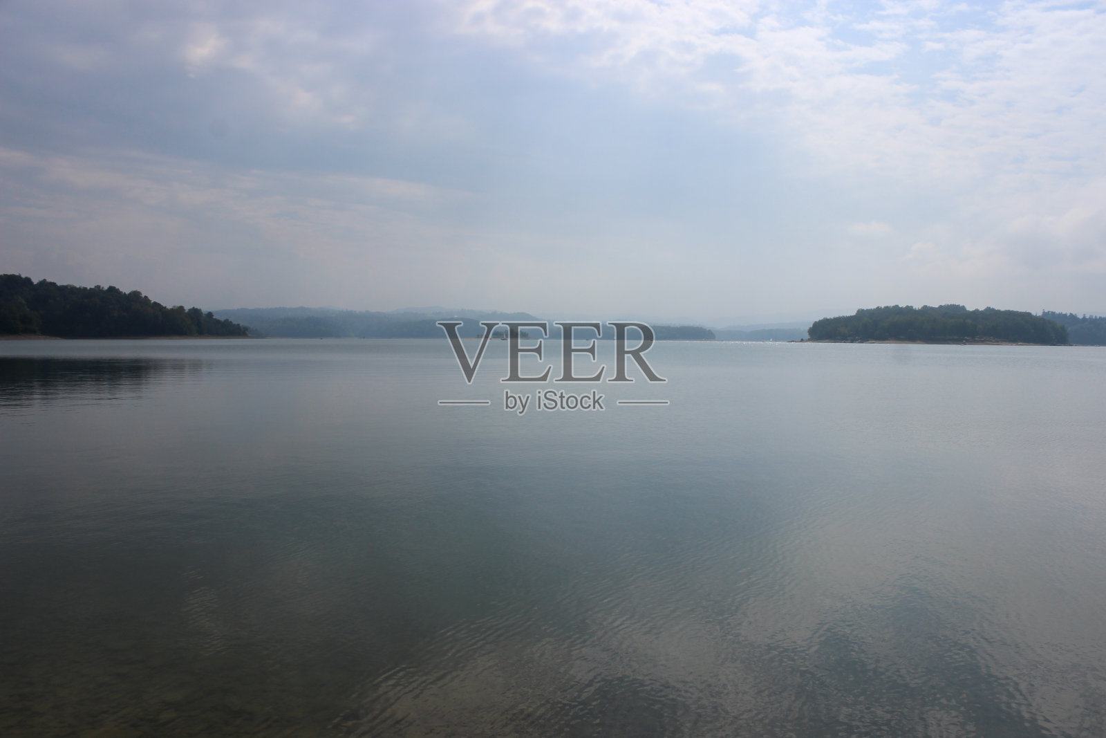 看着一个巨大而美丽的山湖的表面照片摄影图片