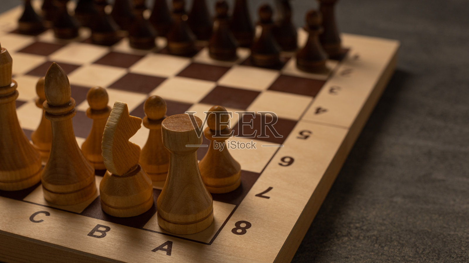 黑暗背景下棋盘上的棋子照片摄影图片