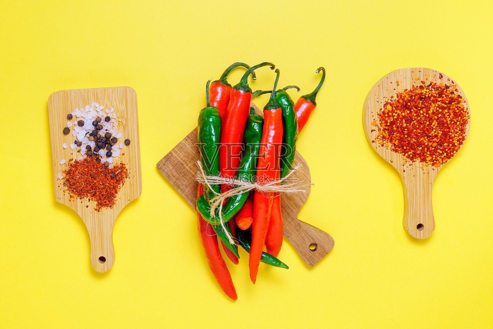 红辣椒。绿色,辣椒。平躺，俯视图。厨房的草药。为你的文本复制空间照片摄影图片