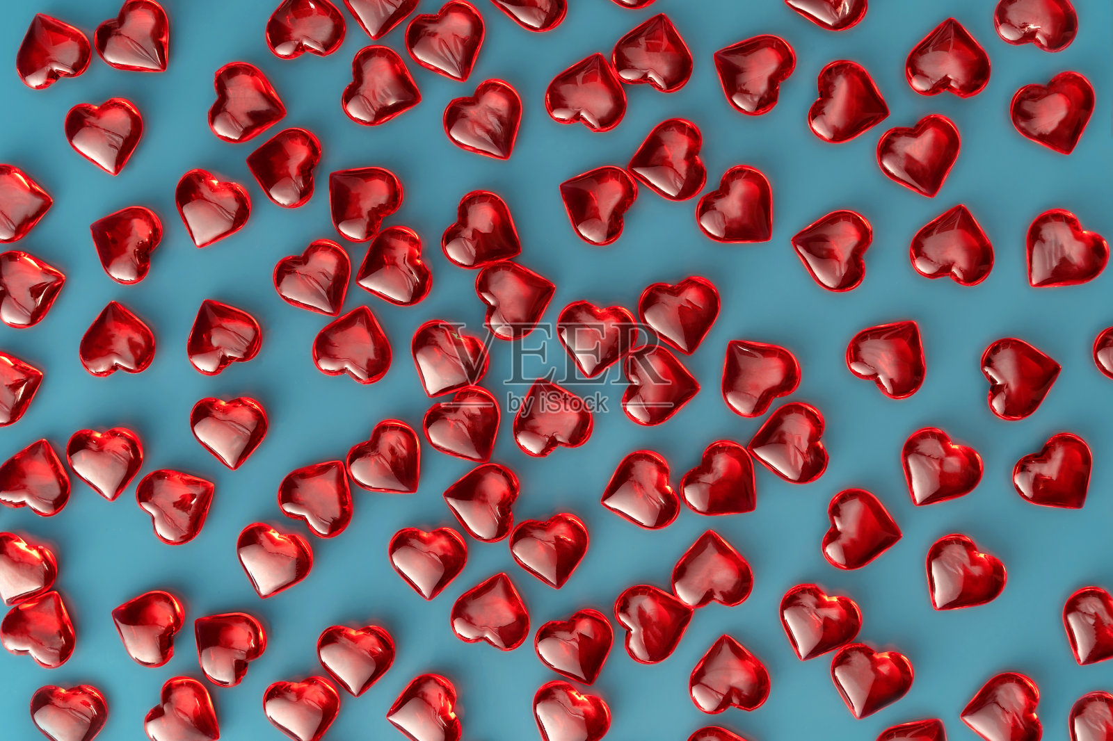 复古贺卡与红色的心在黑暗的水为背景为您的设计。蓝色背景上的抽象图案。平的风格。照片摄影图片