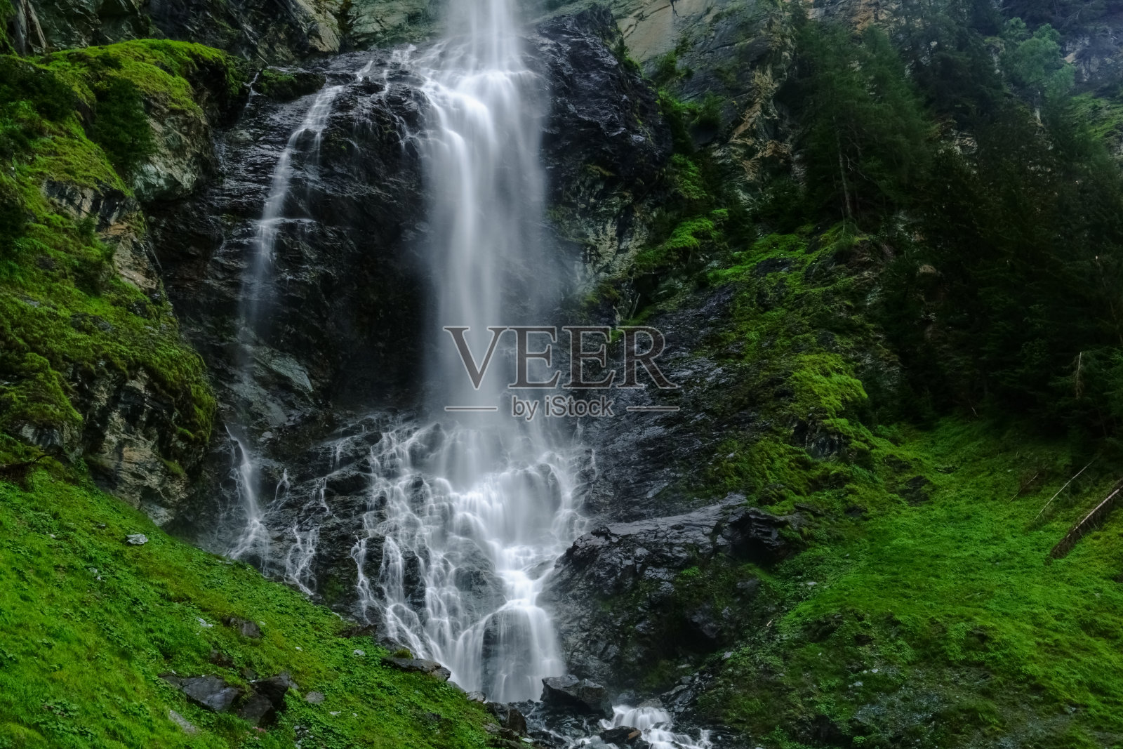 令人惊叹的水满了许多台阶，而远足在绿色的山照片摄影图片