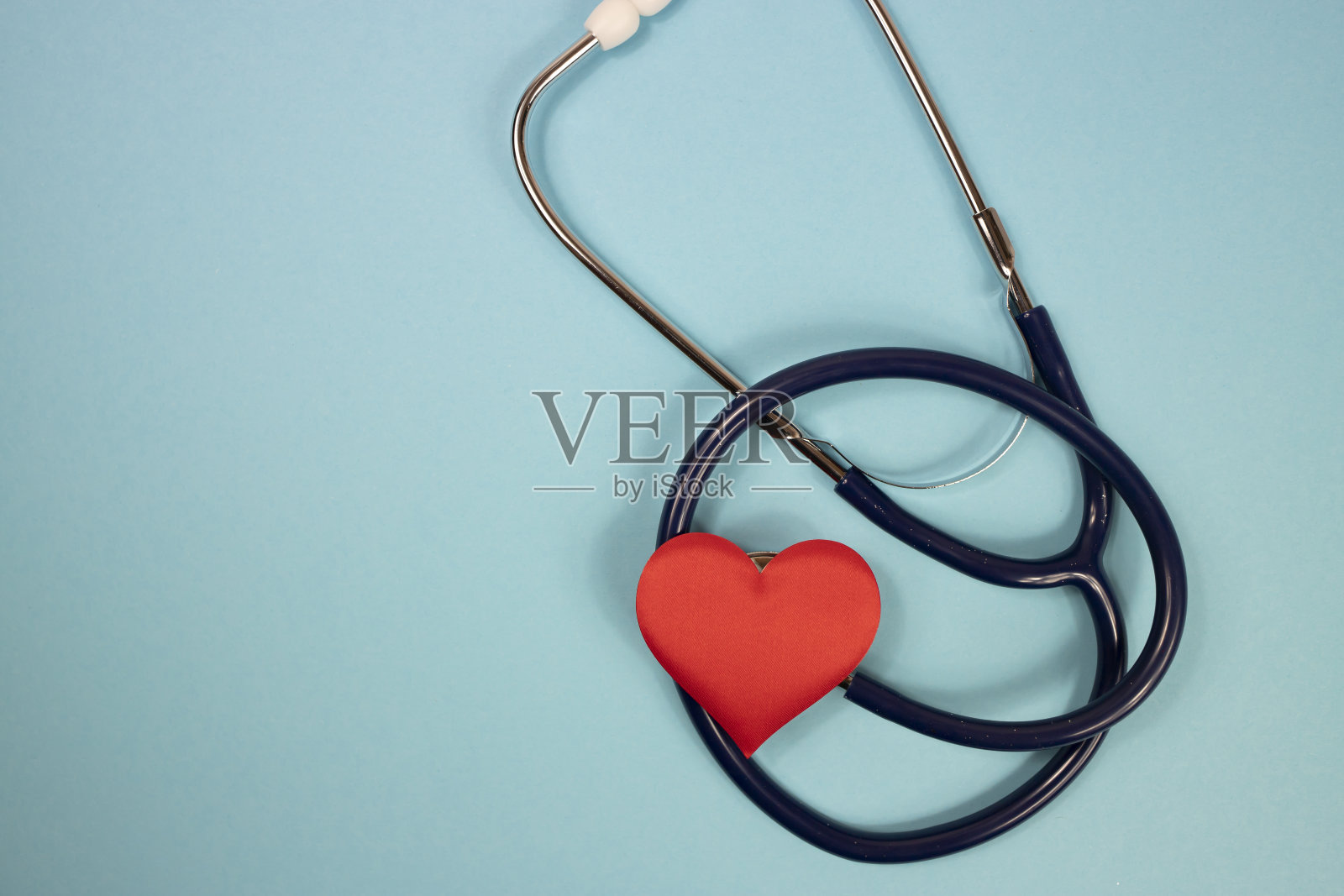 听诊器和蓝色背景上的红心。从以上观点。照片摄影图片