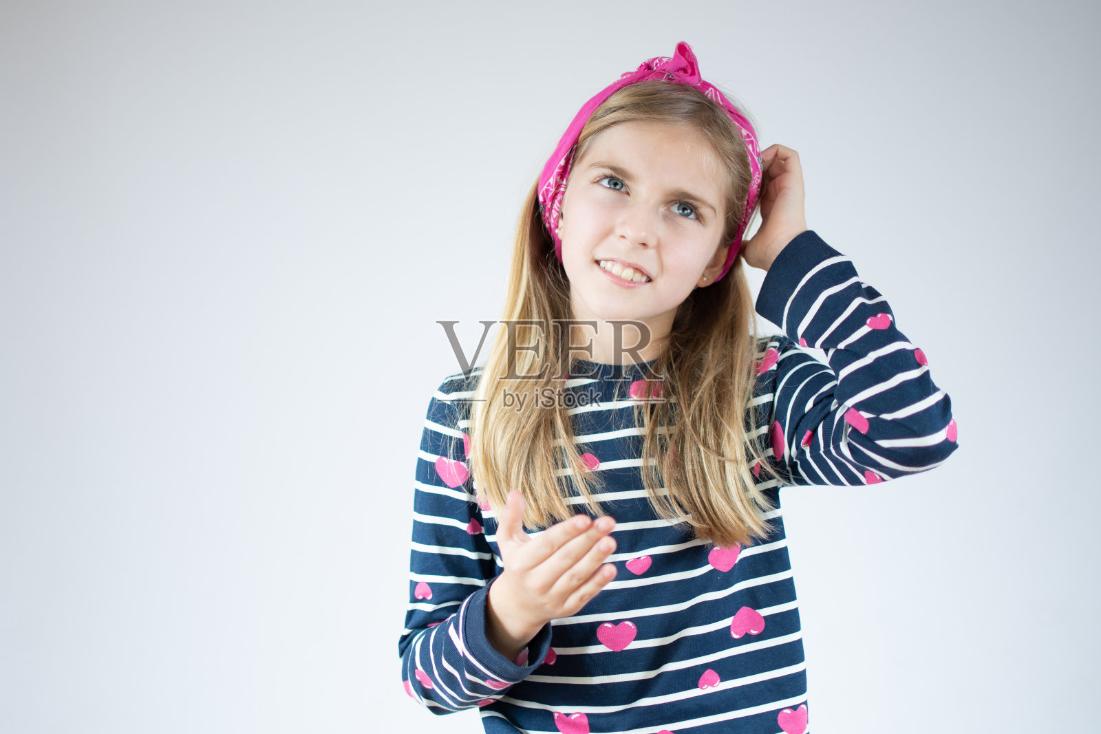 小女孩一边想一边抬头看，脑子里一片混乱。照片摄影图片