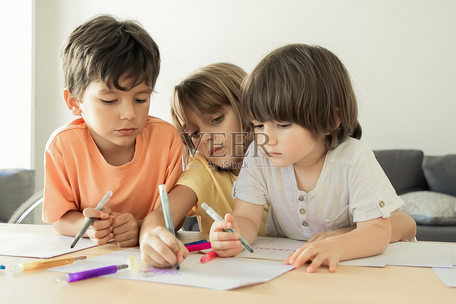 孩子们在客厅里用记号笔画画照片摄影图片