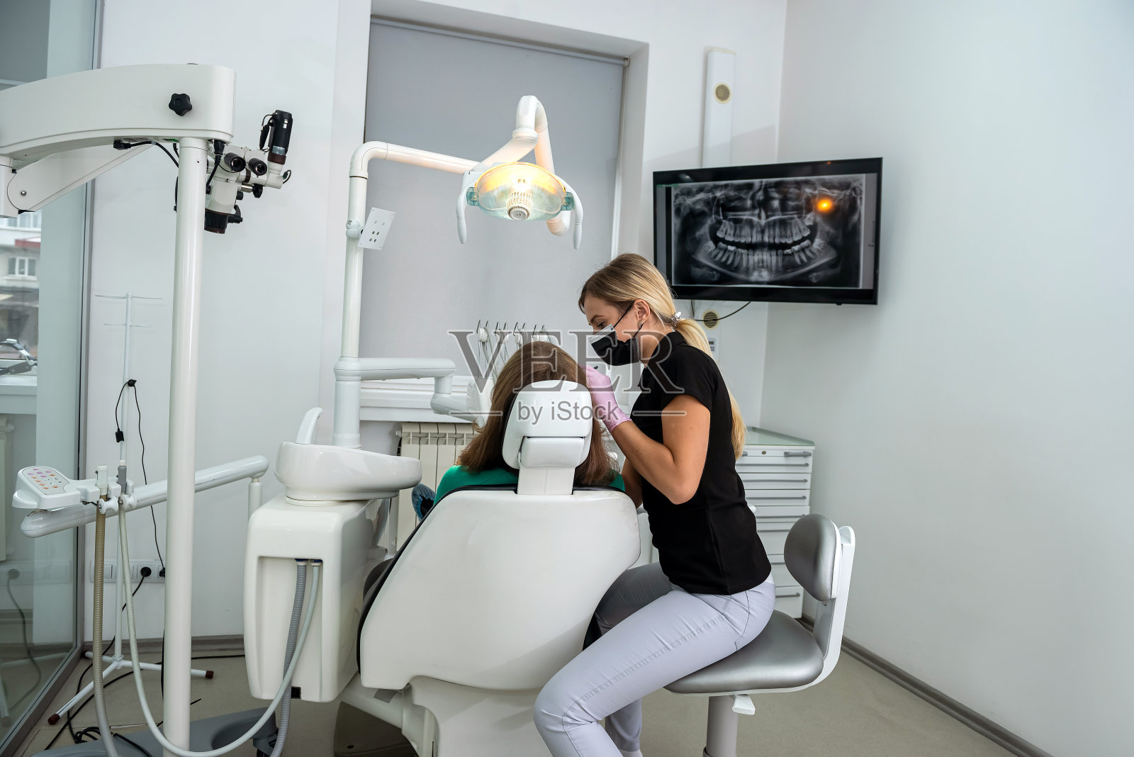 女牙医准备牙科检查年轻女性病人照片摄影图片