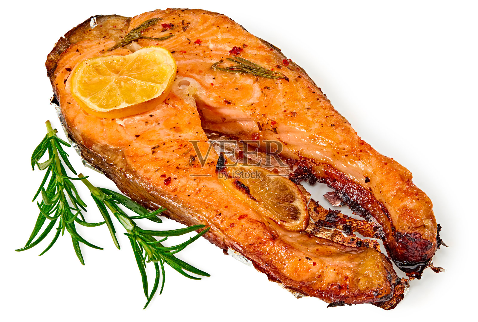 切片的烤鱼，鲑鱼，鳟鱼，牛排与迷迭香在黑色盘子孤立的白色背景，修剪路径照片摄影图片