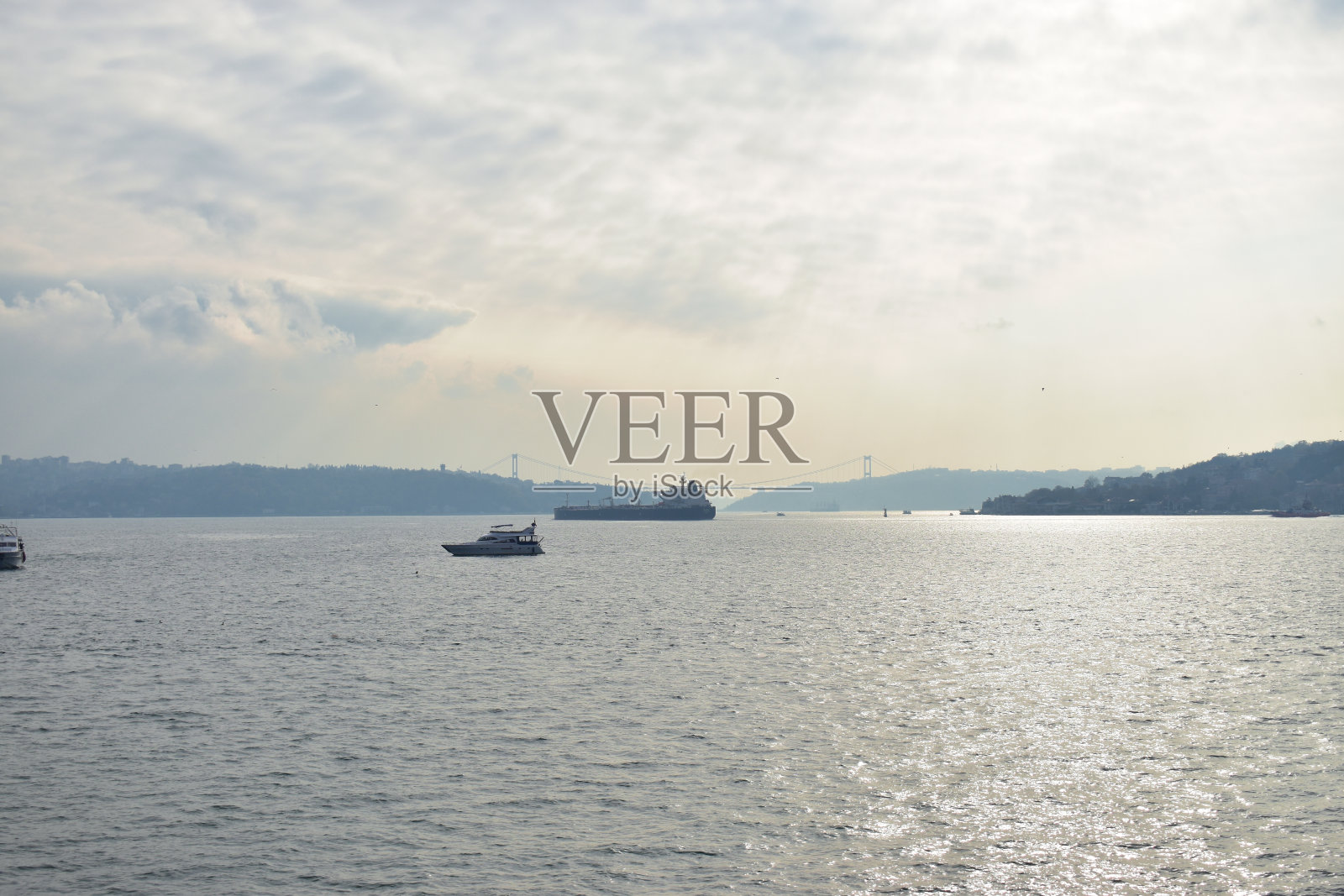 蓝天和海鸥在伊斯坦布尔海峡，船只和渔船。照片摄影图片