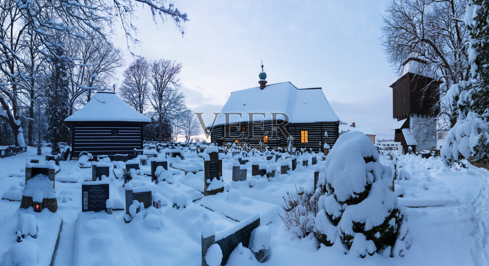 Slavoňov古老的木制教堂是一个非常受游客欢迎的纪念碑。文艺复兴时期的钟楼是原来的，比现在的教堂更古老。布拉格附近Hradec Kralove地区的教堂照片摄影图片