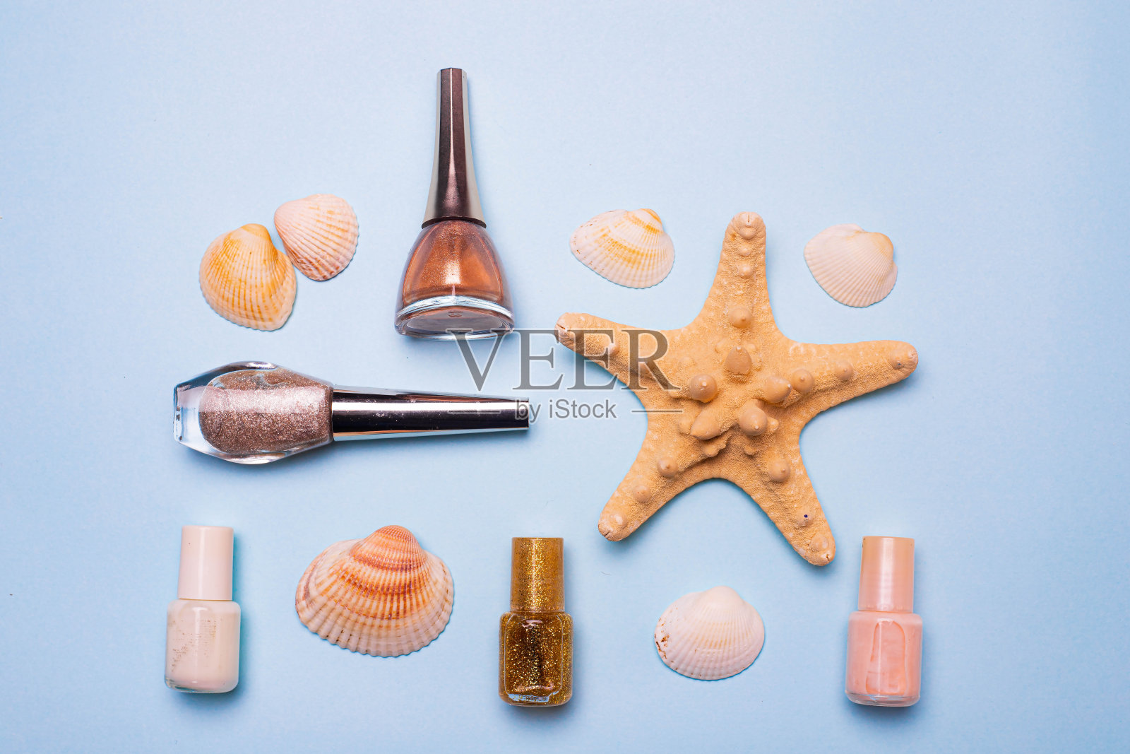 贝壳和扁平指甲油。微妙的指甲油。指甲油。女性修甲和修脚。美。文章关于清漆的选择。修指甲度假。指甲油的布局。副本的空间。照片摄影图片