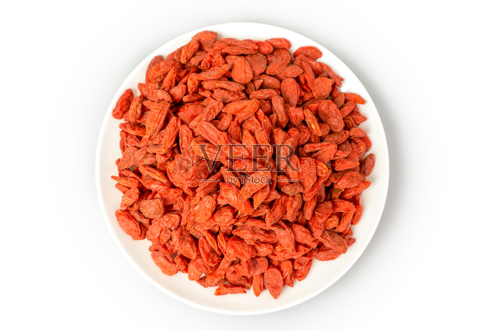 白色背景上的红干枸杞照片摄影图片
