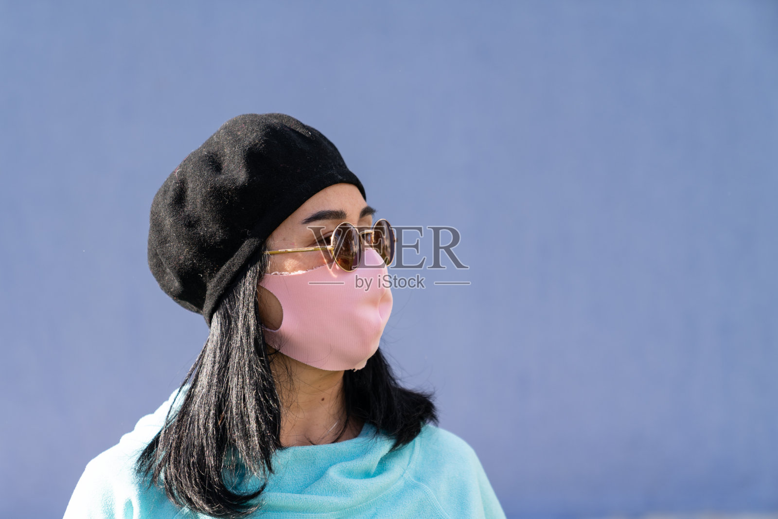 成年亚洲妇女戴着防护面罩的肖像照片摄影图片