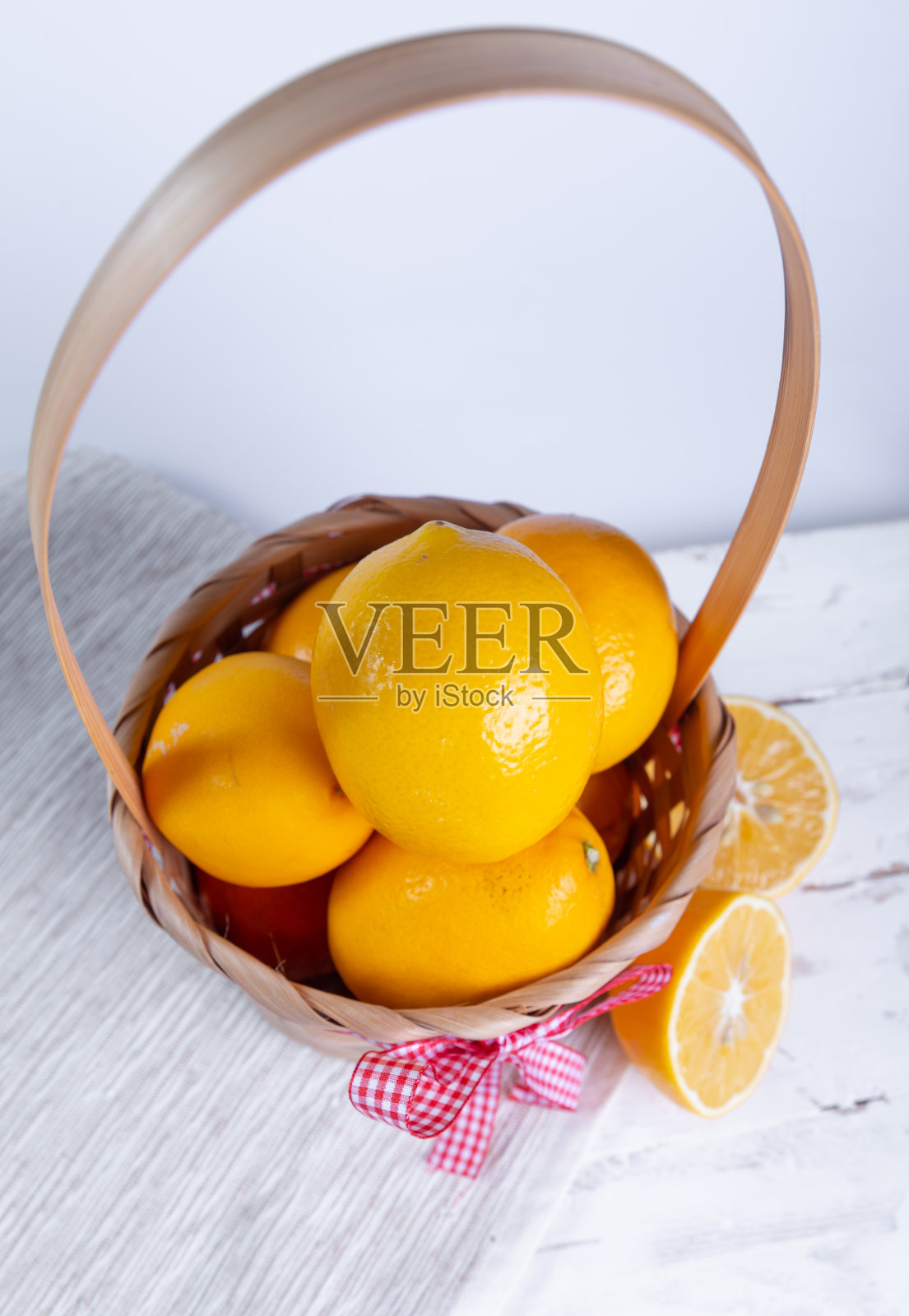 篮子里的新鲜多汁的柠檬。天然维生素食品照片摄影图片
