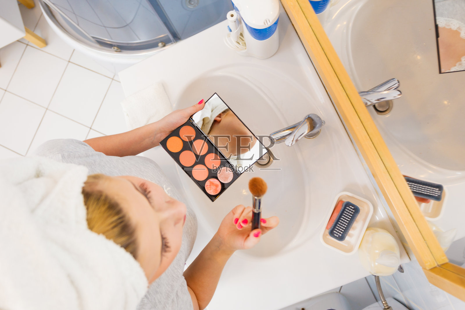 一个女人在镜子前化妆照片摄影图片