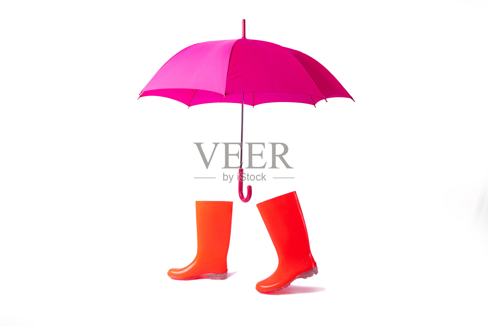 橡胶鞋和伞隔离在白色背景。雨季和天气预报。没有人照片摄影图片