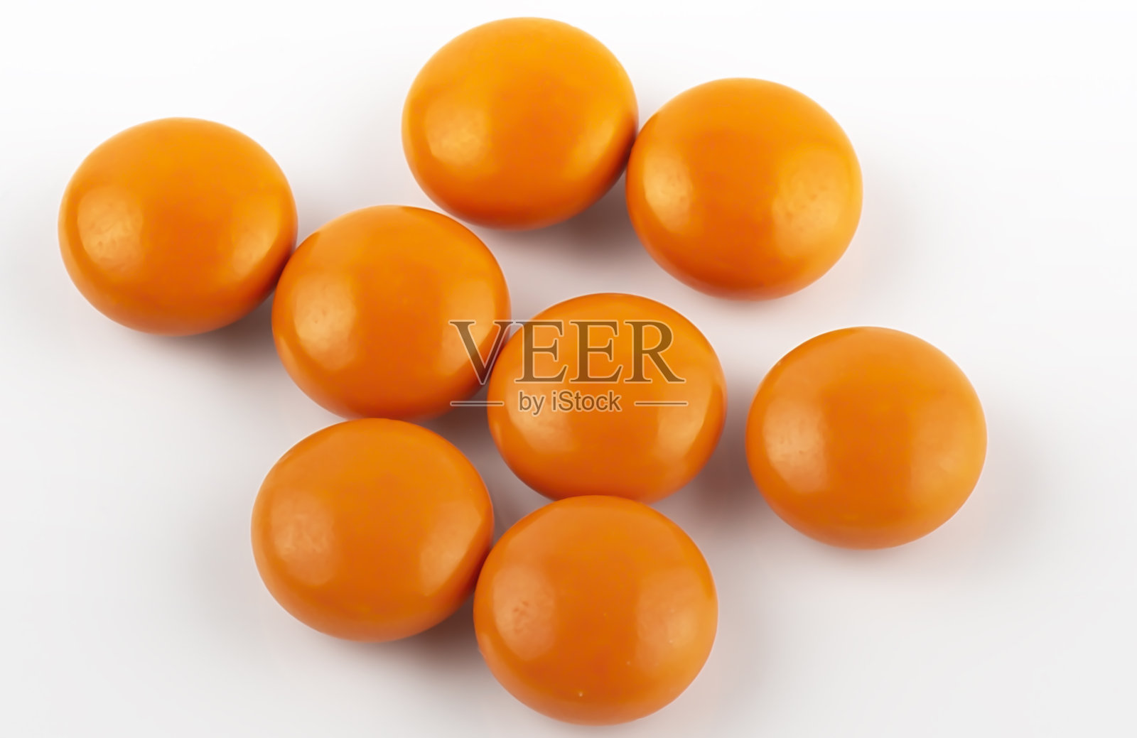 橙色的药丸。孤立在白色背景上照片摄影图片