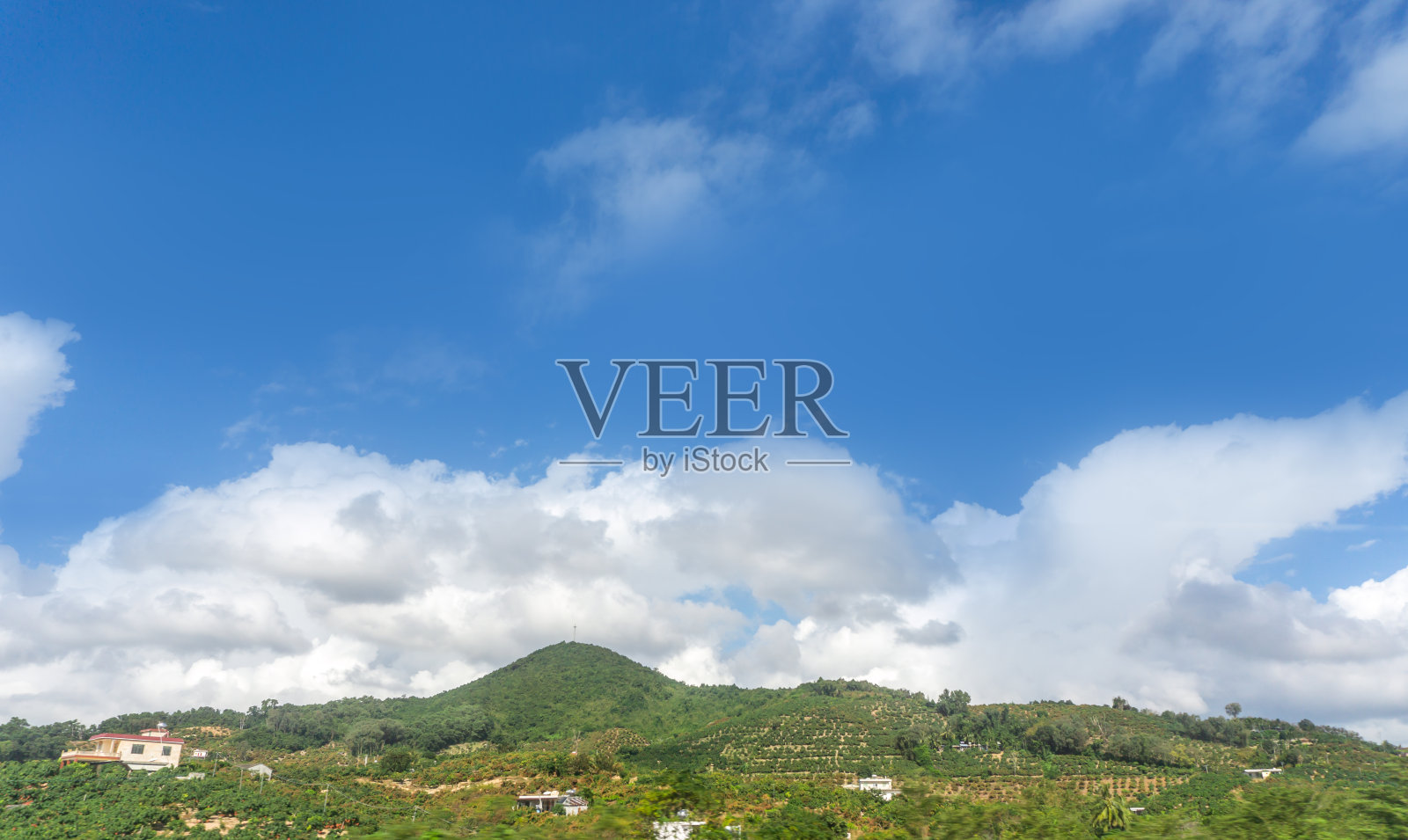 高清仰望蓝天白云的背景材料照片摄影图片