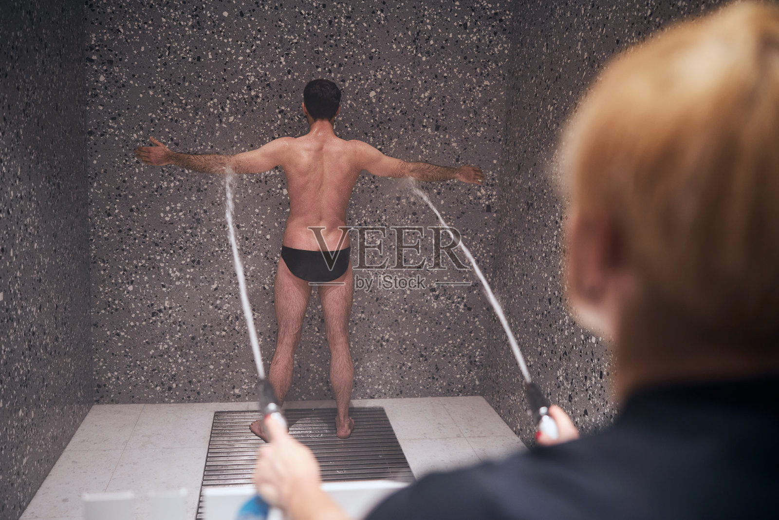 男性病人来做沙可灌洗照片摄影图片