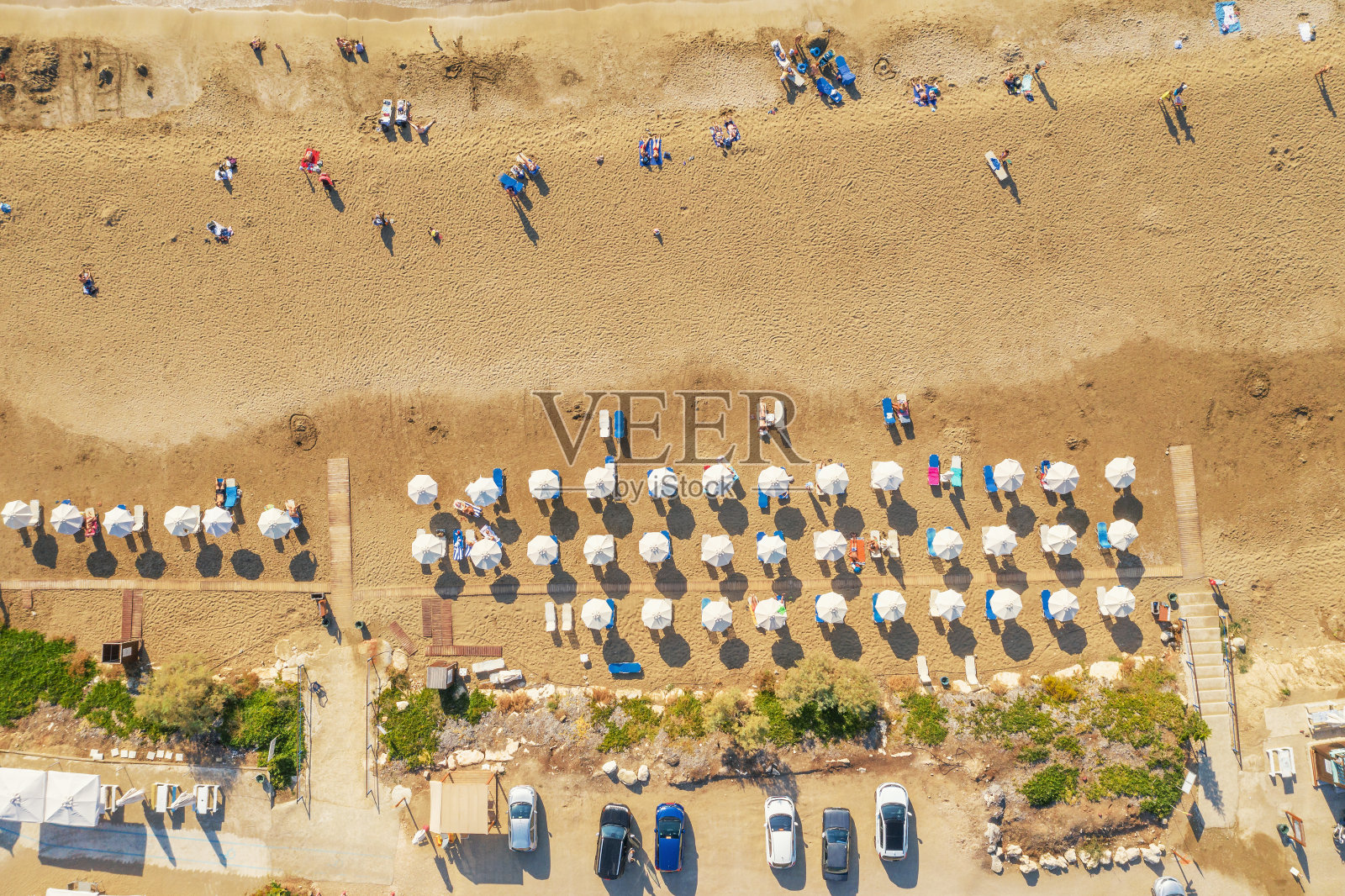 热带沙滩，白色伞，无人机鸟瞰图照片摄影图片