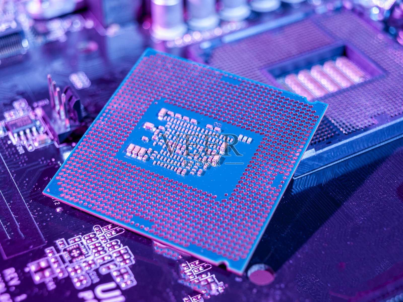 将CPU连接到现代计算机主板上的处理器插座，取代硅数据处理芯片，并正确安装中央处理的过程照片摄影图片