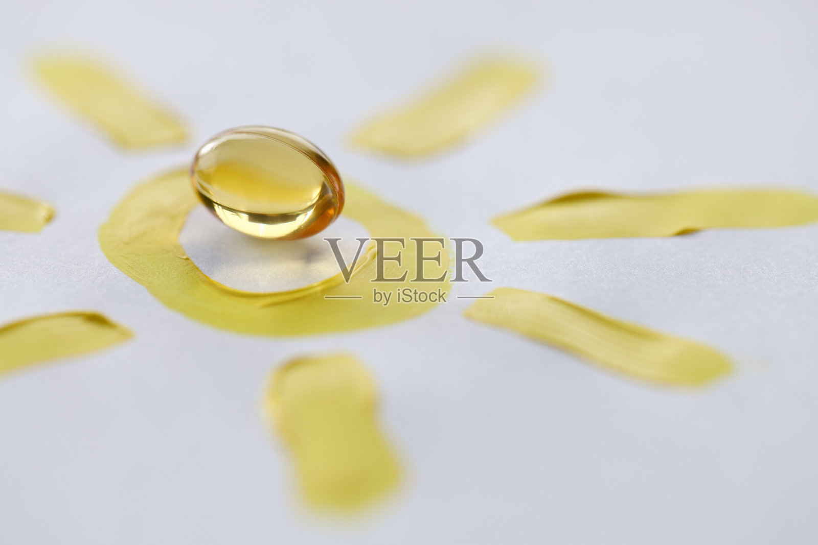 黄色透明的维生素D药丸躺在阳光下特写照片摄影图片