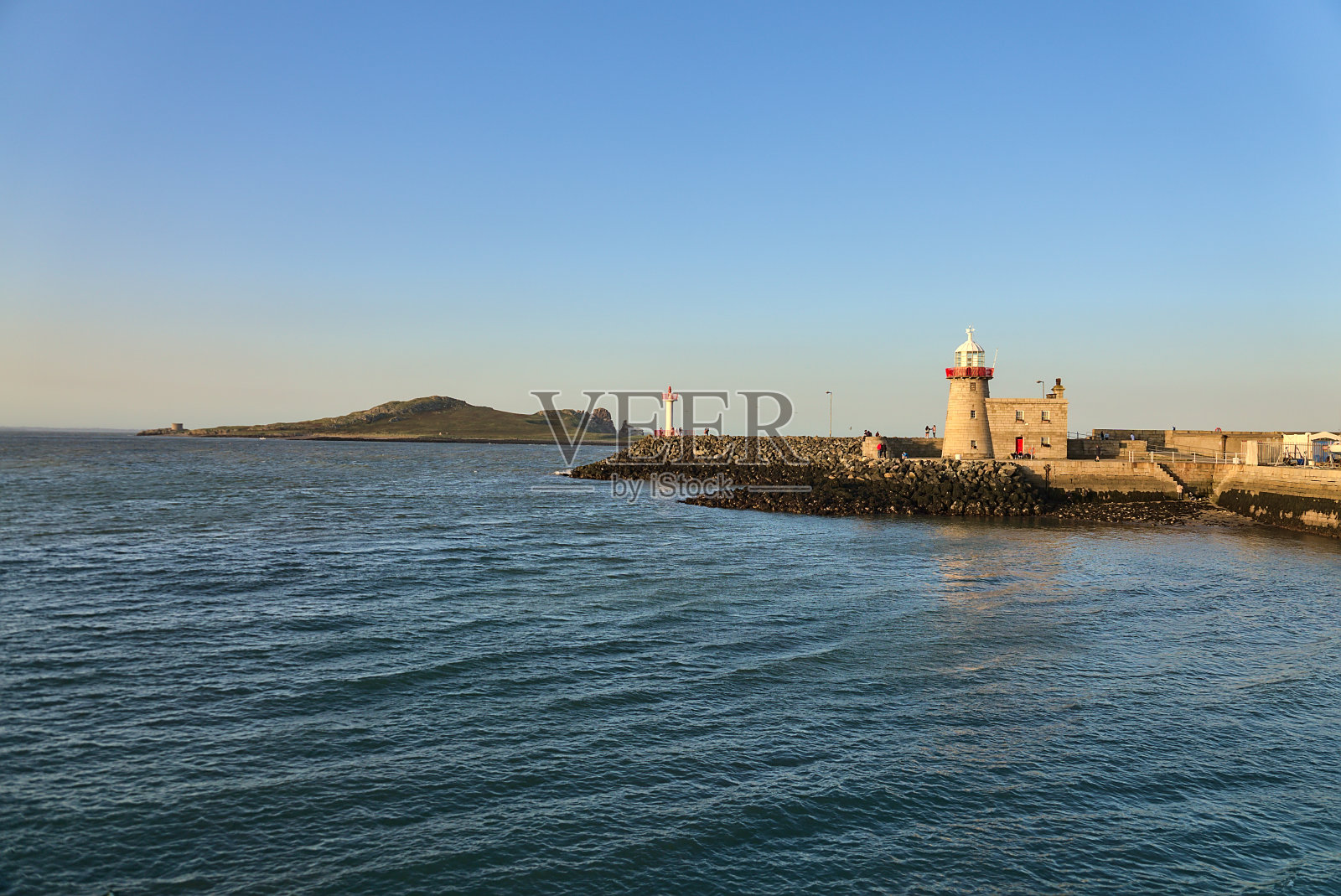 从豪斯港眺望美丽的豪斯灯塔和爱尔兰之眼，以及清澈的夜晚蔚蓝的天空照片摄影图片