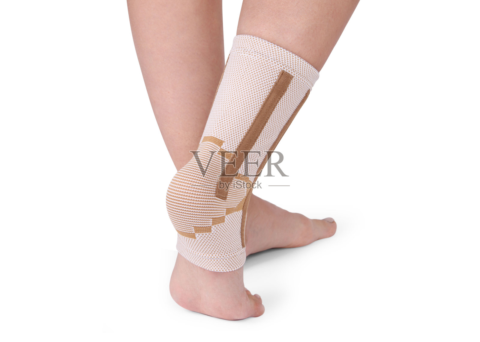 骨科脚踝支撑。医疗脚踝的绷带。医用踝关节支持带可调裹绷带支撑脚部疼痛缓解运动。腿部支架孤立在白色背景上。创伤踝关节矫正法。受伤照片摄影图片