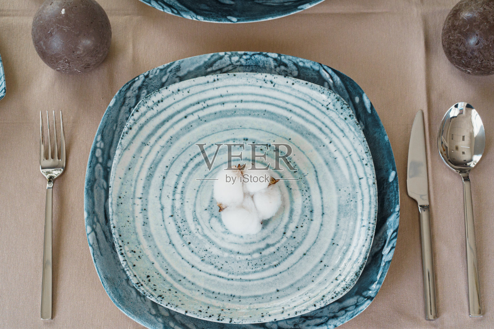 餐桌设置与时尚的餐具在米色桌布上照片摄影图片
