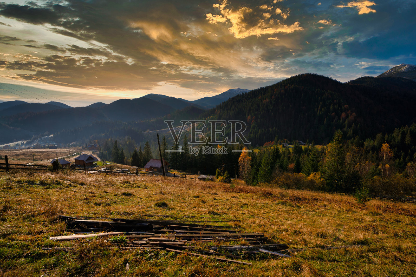 美丽的山上覆盖着五颜六色的秋树照片摄影图片