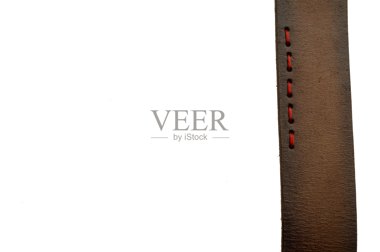 棕色皮革带与红色线缝线在白色的背景。照片摄影图片