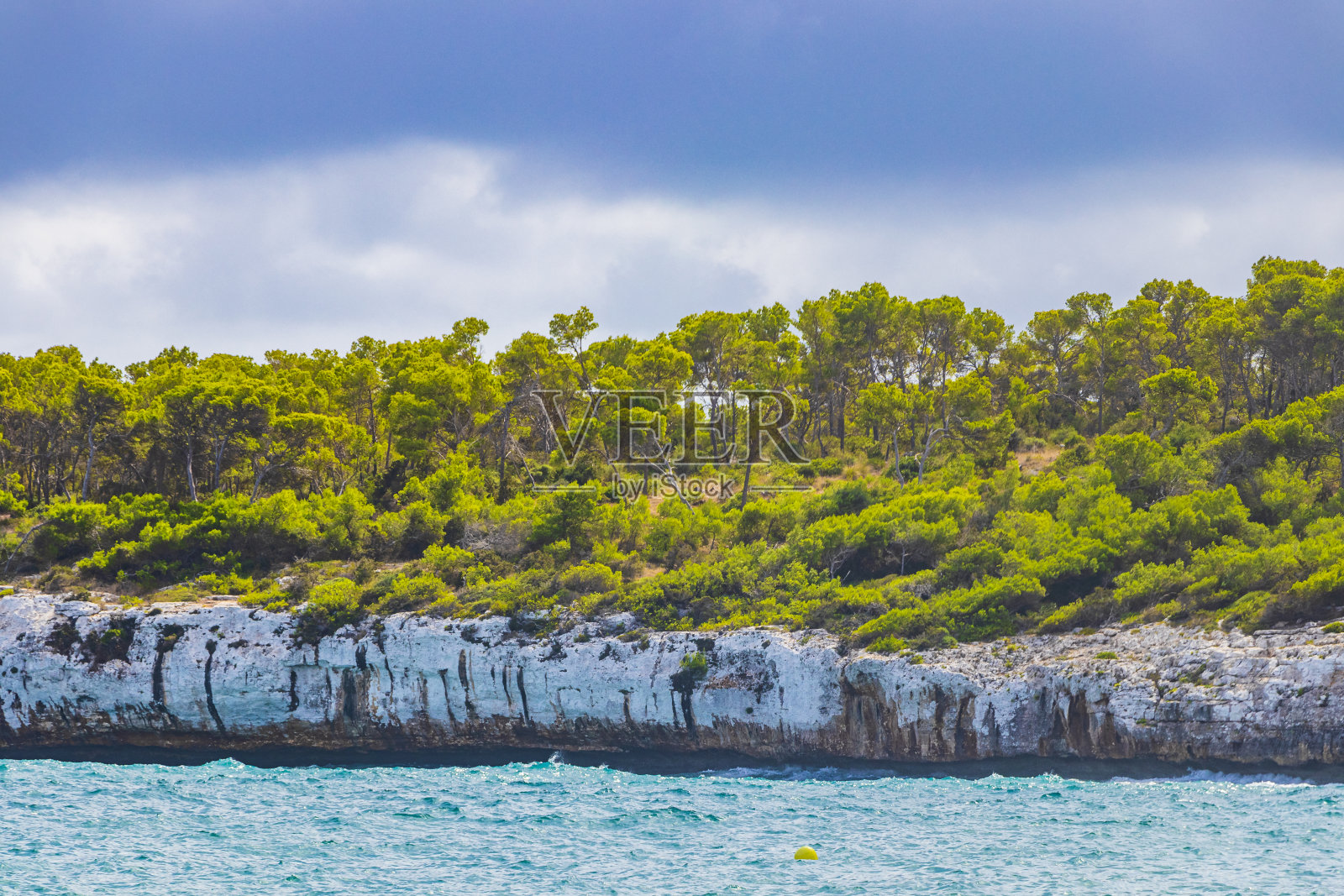 绿松石水和悬崖湾Caló d 'en Garrot Mallorca。照片摄影图片