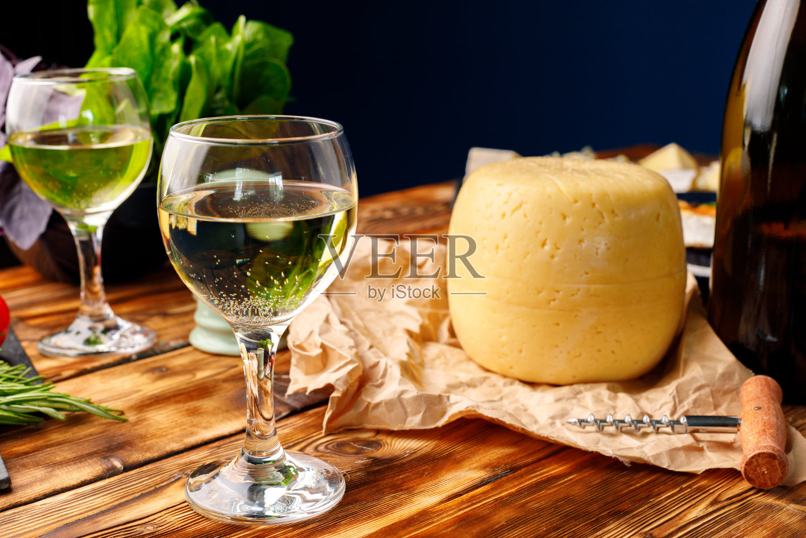 棕色木桌上放着奶酪头照片摄影图片