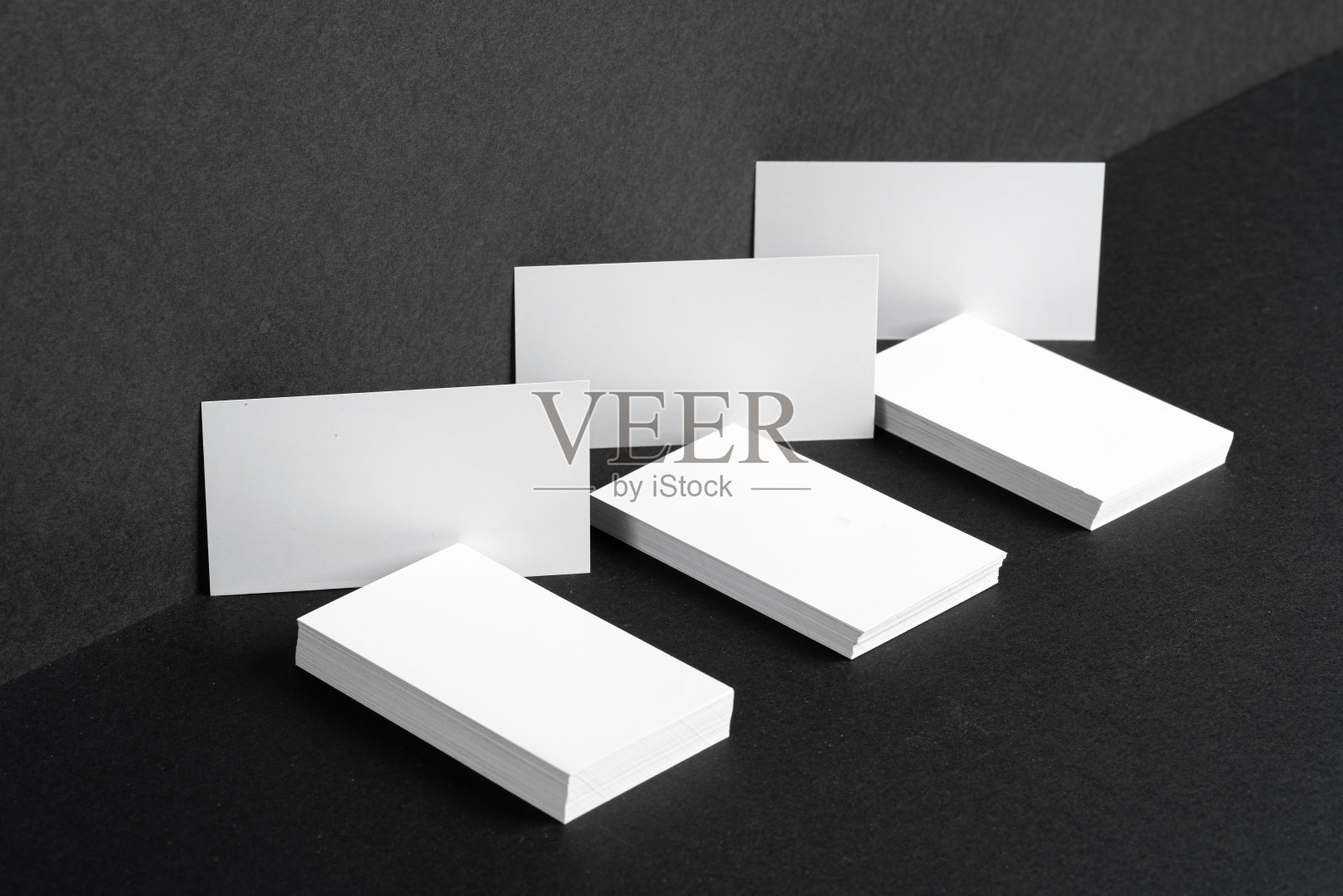 堆叠的白色名片品牌身份的黑色背景照片摄影图片