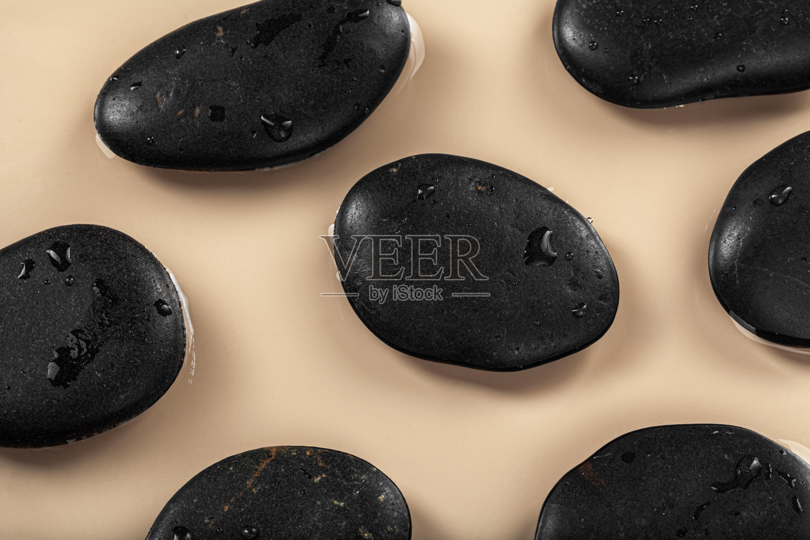 按摩温泉石接近波浪的水照片摄影图片