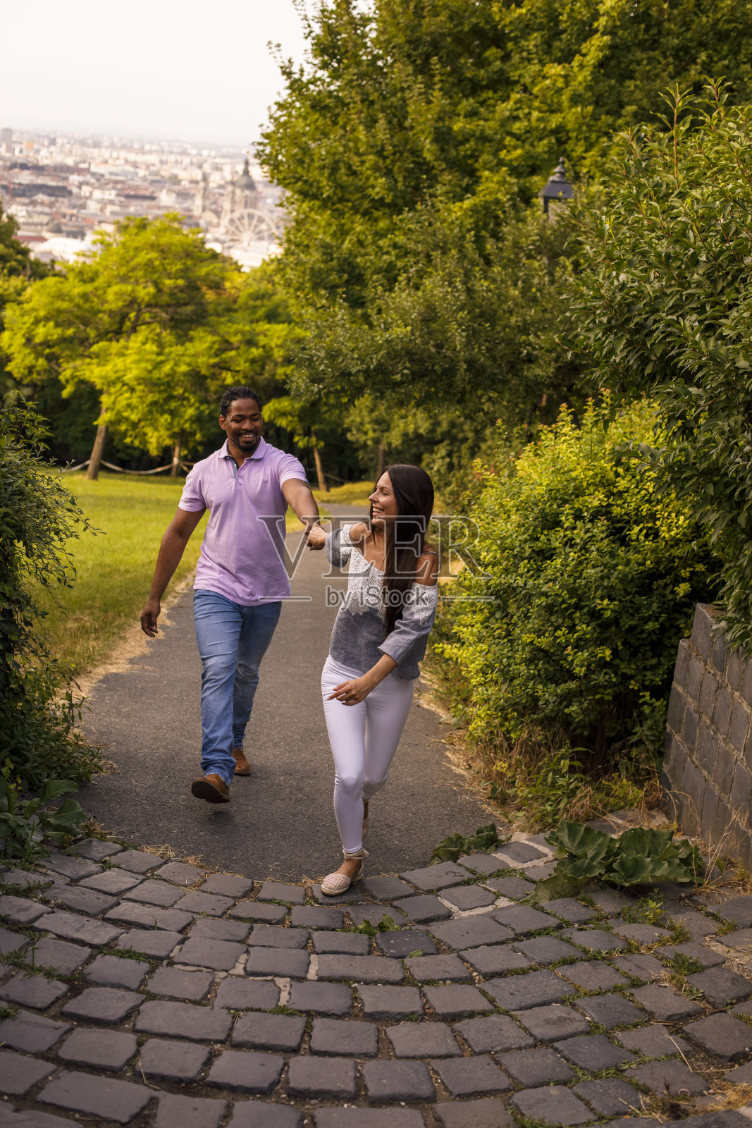 快乐的年轻女子拉着她的男朋友走得更快照片摄影图片