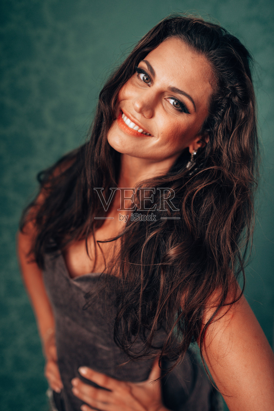 一幅美丽幸福女人的微笑肖像照片摄影图片