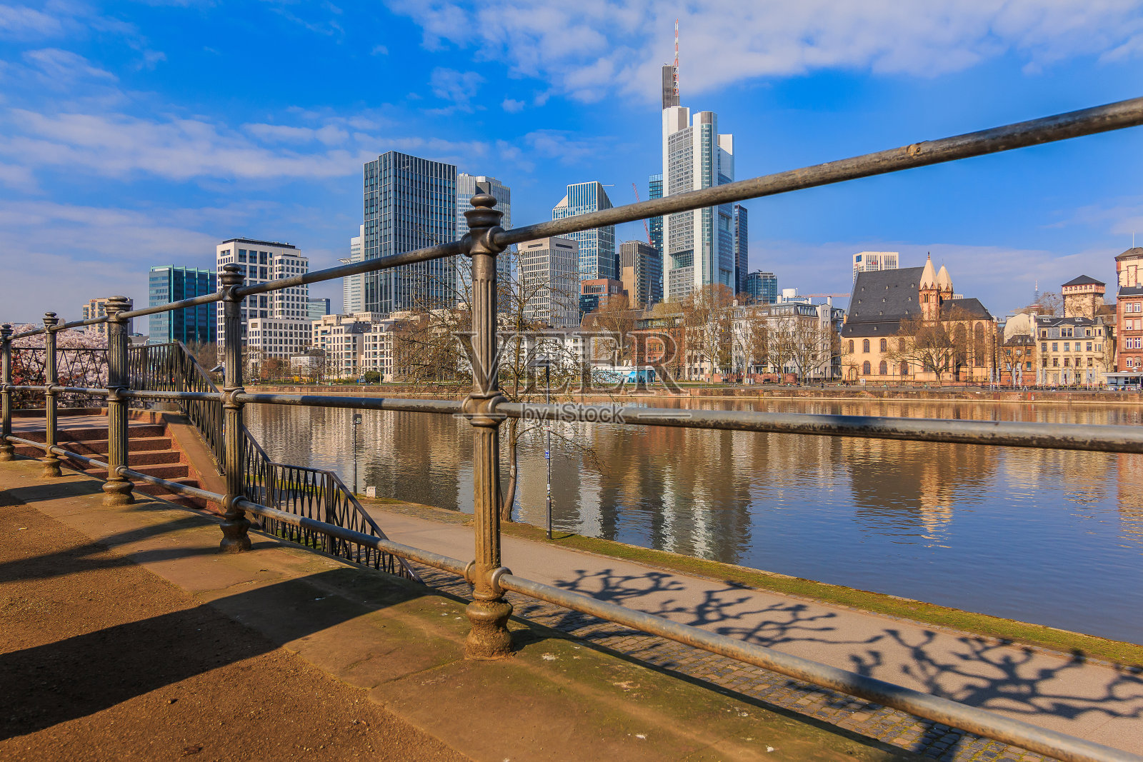 法兰克福白天的天际线，透过栏杆可以看到照片摄影图片