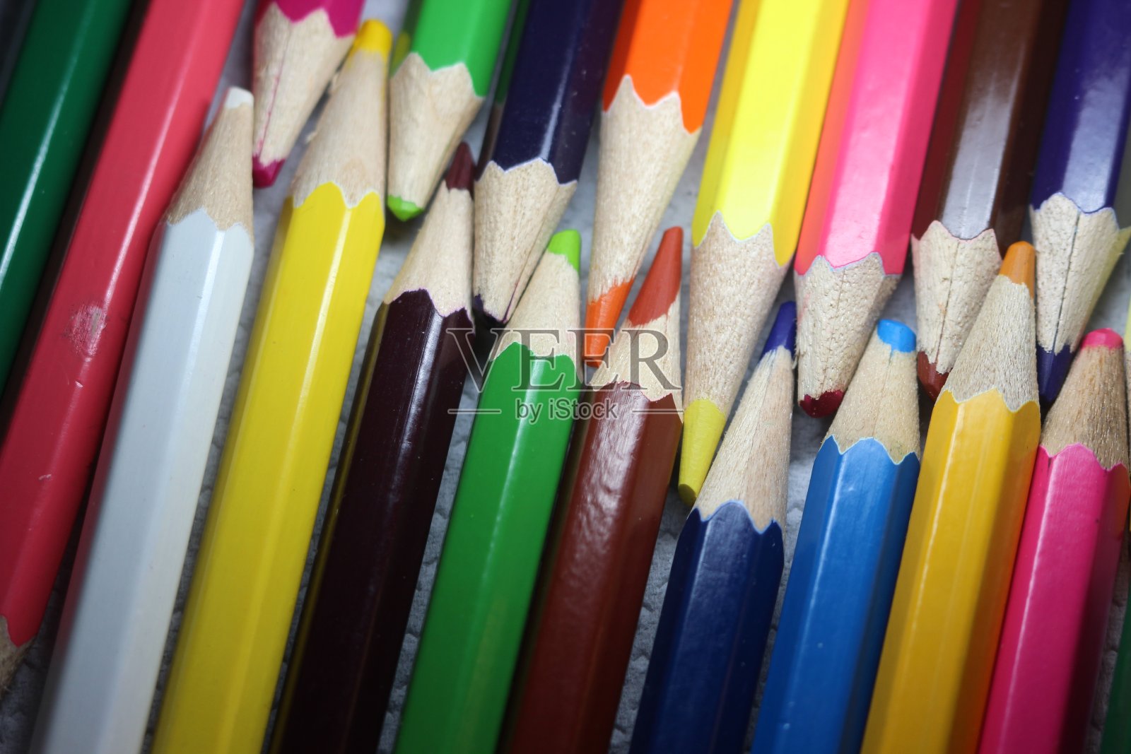 黑色背景上鲜艳的多色铅笔照片摄影图片