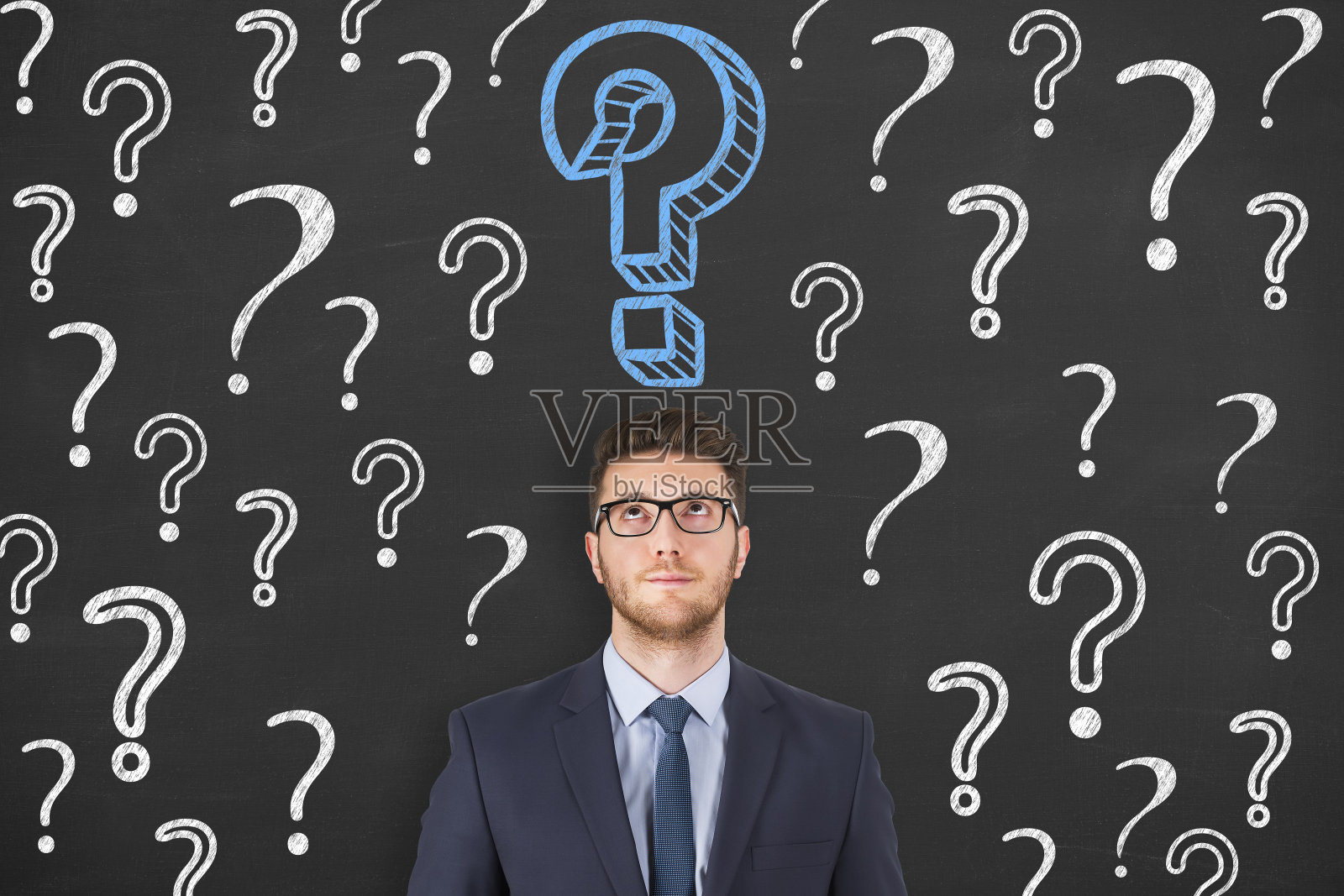 在黑板上思考的人照片摄影图片