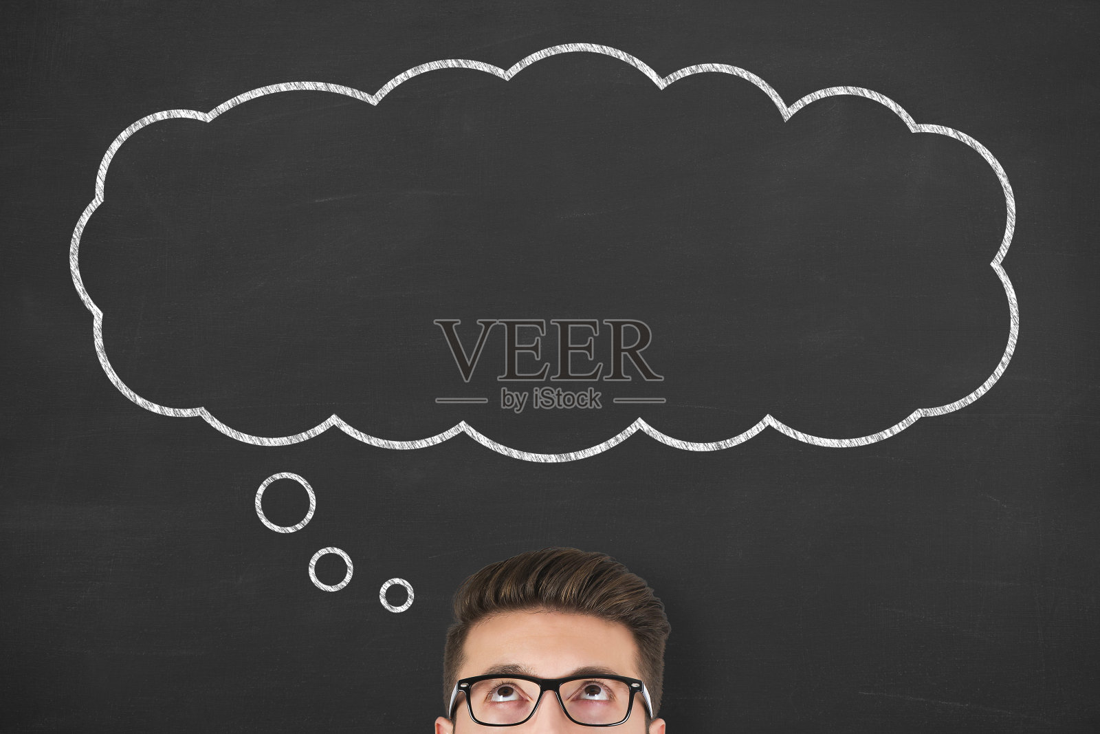 商人站在旁边的思想泡泡画在黑板上照片摄影图片