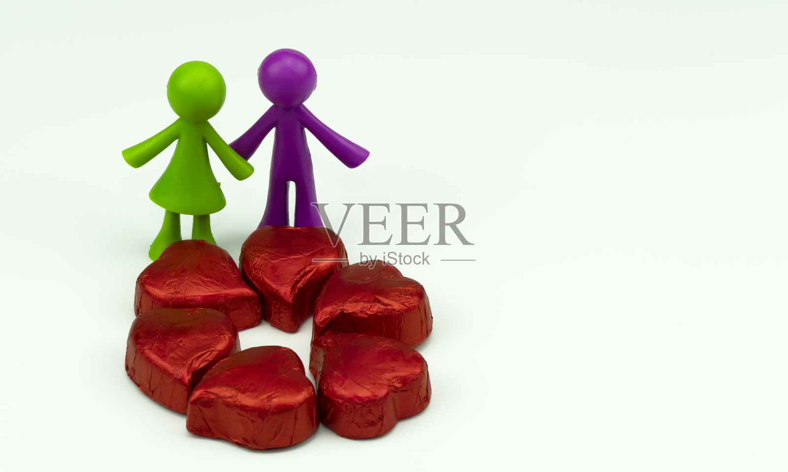 红色涂层心形巧克力和迷你情侣照片摄影图片