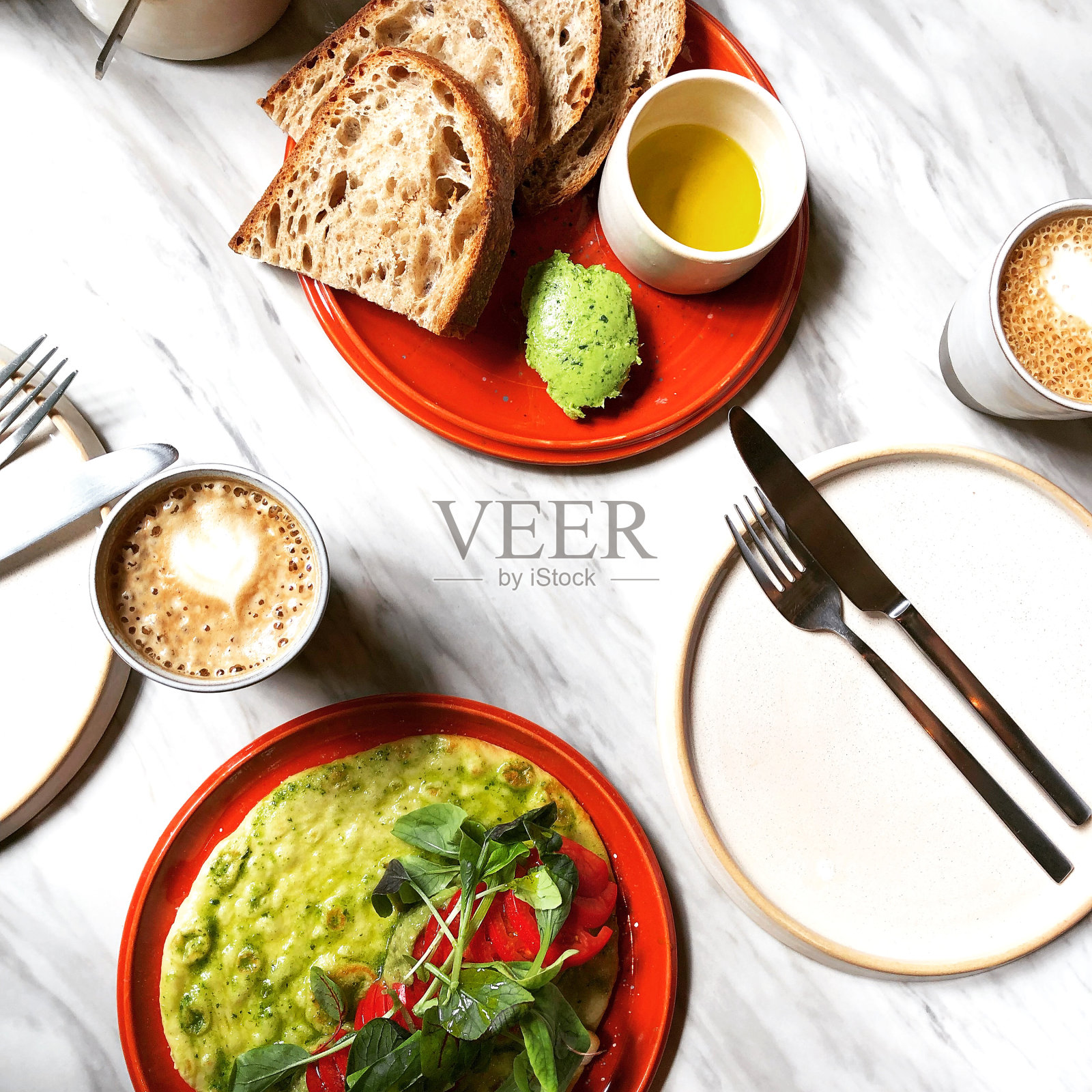 桌上有沙拉和小吃碗照片摄影图片