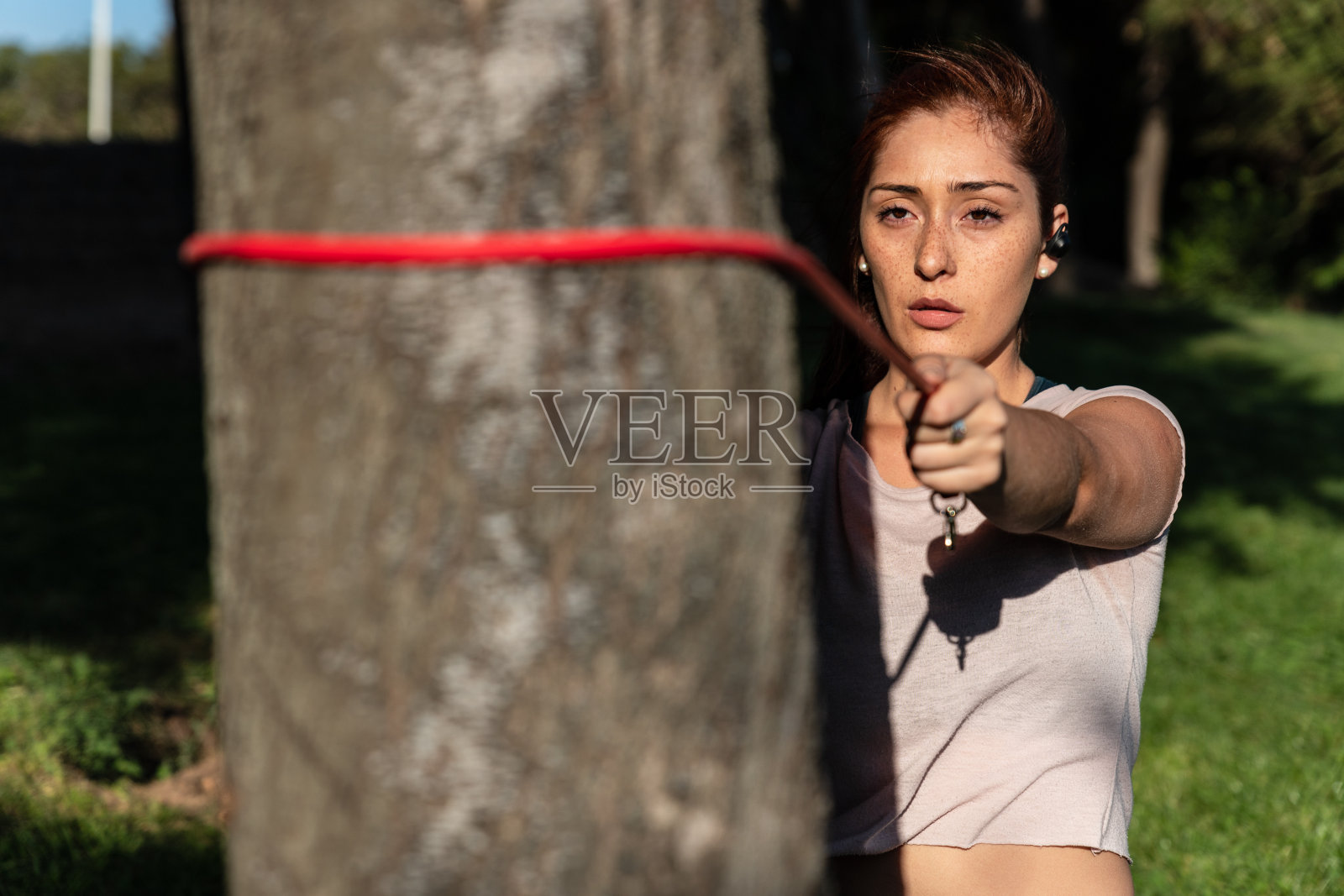 妇女在户外用松紧带做运动照片摄影图片