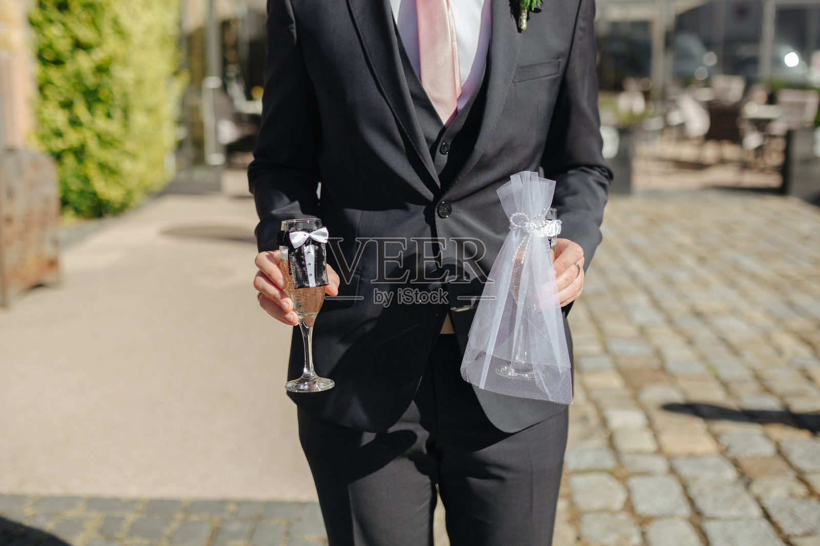 在婚礼上喝酒照片摄影图片