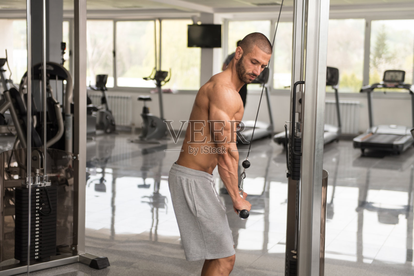 在健身房锻炼三头肌的人照片摄影图片