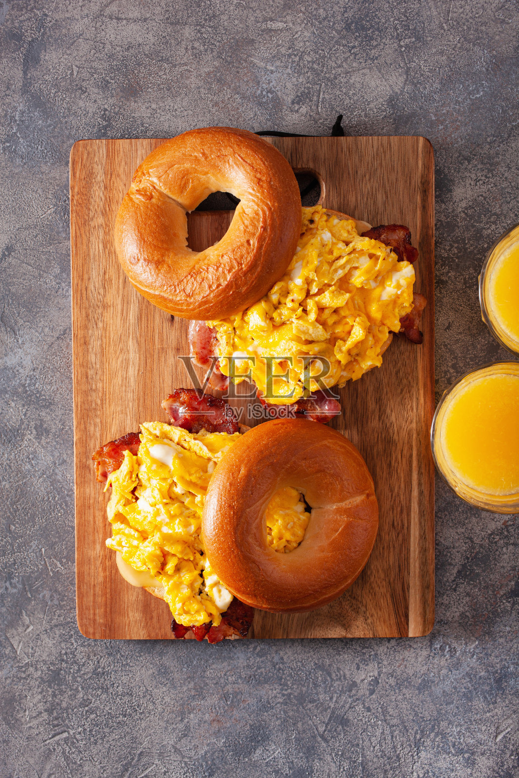 早餐鸡蛋、培根三明治、芝士百吉饼照片摄影图片