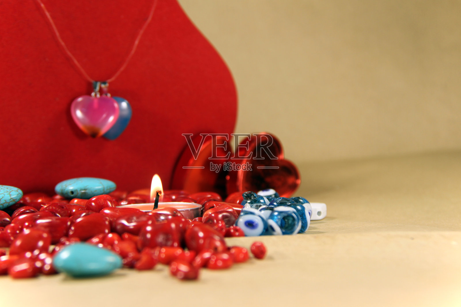 红烛和红石蓝邪眼珠燃烧烛照片摄影图片